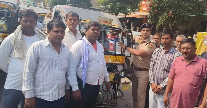 फोटो :26: सोनीपत में ऑटो पर यूनिक नंबर लगाते पुलिस अधिकारी। स्रोत : पुलिस प्रवक्ता फोटो :26: सोनीपत में ऑटो पर यूनिक नंबर लगाते पुलिस अधिकारी। स्रोत : पुलिस प्रवक्ता
