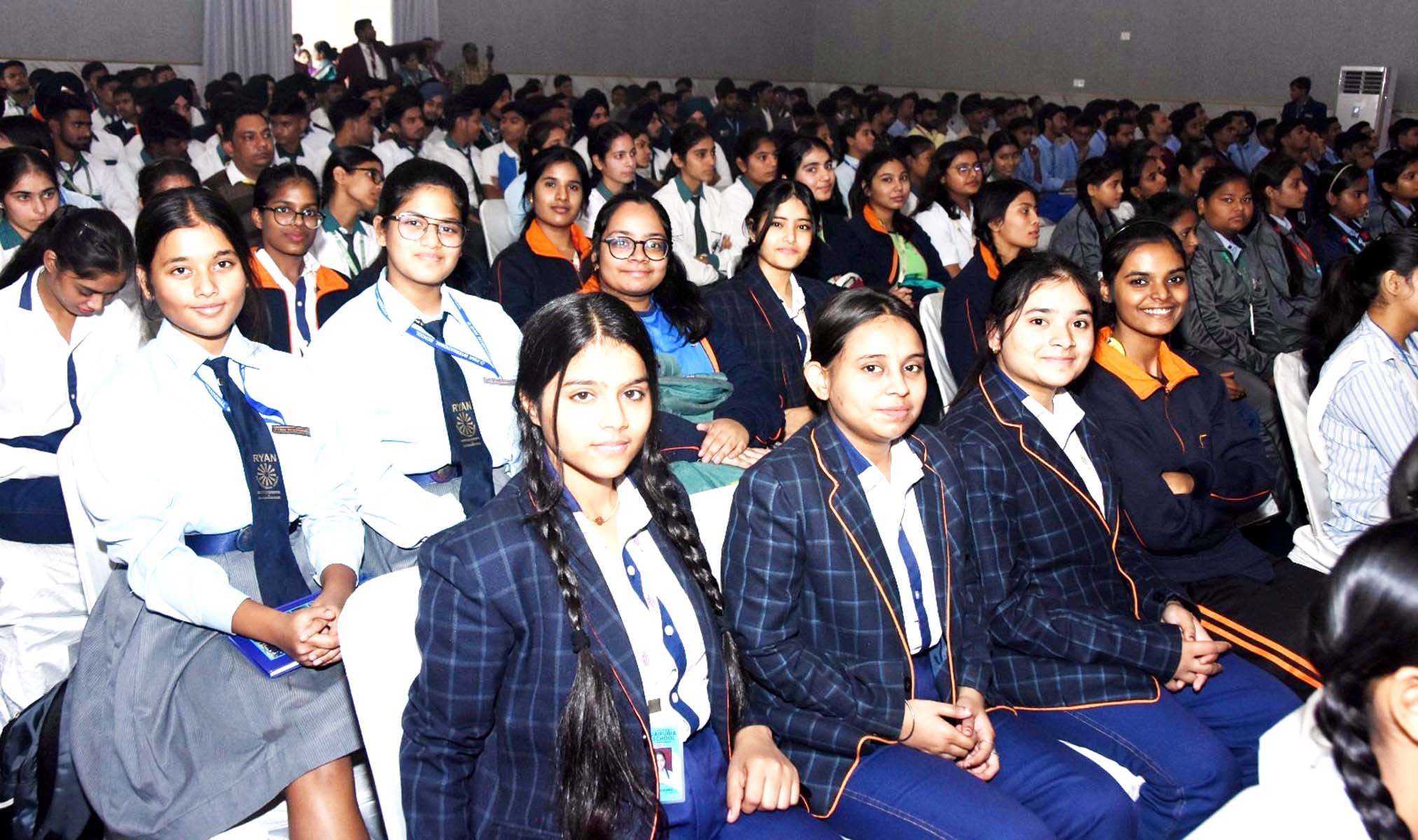कैंब्रिज कॉन्वेंट स्कूल में सांस्कृतिक कार्यक्रम प्रस्तुत करती छात्राएं। संवाद कैंब्रिज कॉन्वेंट स्कूल में सांस्कृतिक कार्यक्रम प्रस्तुत करती छात्राएं। संवाद