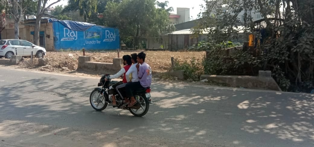 कालाअंब के मोगीनंद में यातायात नियमों की धज्जियां उड़ाते दो पहिया वाहन चालक। संवाद कालाअंब के मोगीनंद में यातायात नियमों की धज्जियां उड़ाते दो पहिया वाहन चालक। संवाद