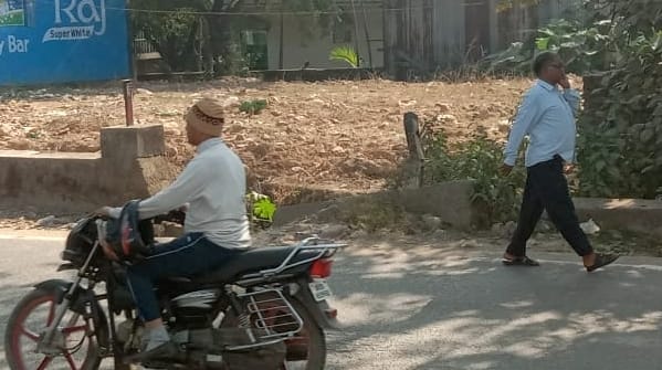 कालाअंब के मोगीनंद में यातायात नियमों की धज्जियां उड़ाते दो पहिया वाहन चालक। संवाद कालाअंब के मोगीनंद में यातायात नियमों की धज्जियां उड़ाते दो पहिया वाहन चालक। संवाद