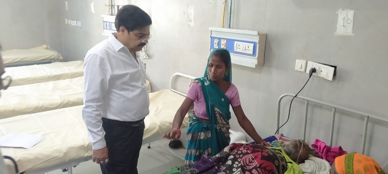 महिला अस्पताल में निरीक्षण करते एडी स्वास्थ स्रोत:संवाद महिला अस्पताल में निरीक्षण करते एडी स्वास्थ स्रोत:संवाद