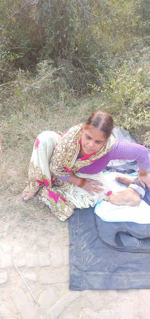 मीरानपुर कटरा में शव मिलने के बाद लगी लोगों की भीड़ व तैनात पुलिस। स्रोत-जागरुक पाठक