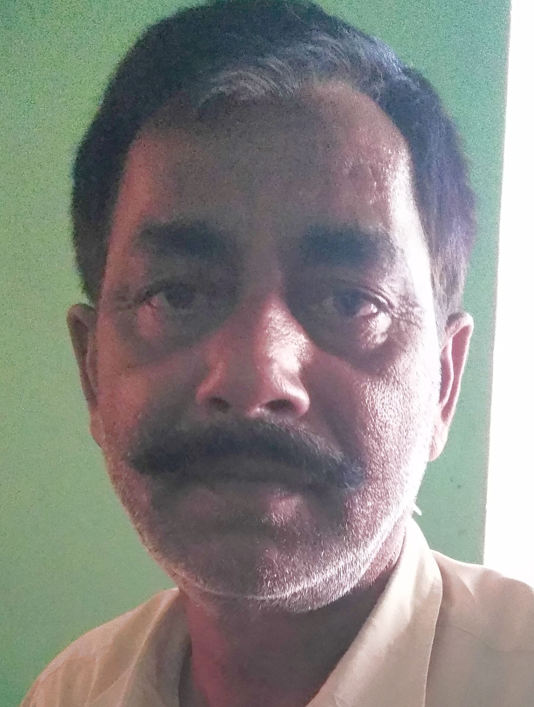 मिर्ज़ापुर सहकारी समिति में डीएपी लेने के लिए लगी किसानों की लाइन।संवाद