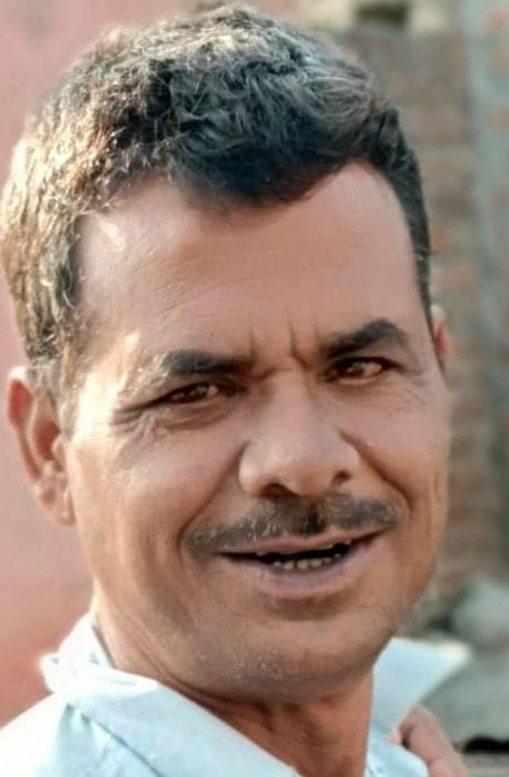 मिर्ज़ापुर सहकारी समिति में डीएपी लेने के लिए लगी किसानों की लाइन।संवाद