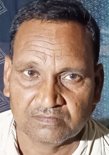 मिर्ज़ापुर सहकारी समिति में डीएपी लेने के लिए लगी किसानों की लाइन।संवाद