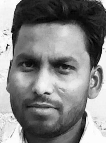 मिर्ज़ापुर सहकारी समिति में डीएपी लेने के लिए लगी किसानों की लाइन।संवाद