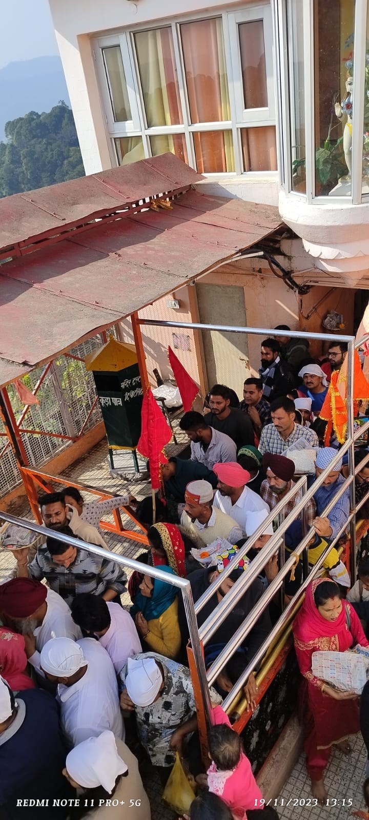 बाबा बालक नाथ मंदिर दियोटसिद्ध में गुफा का  उद्घाटन होने के बाद पूजा करते विधायक इंद्रदत्त लखनप
