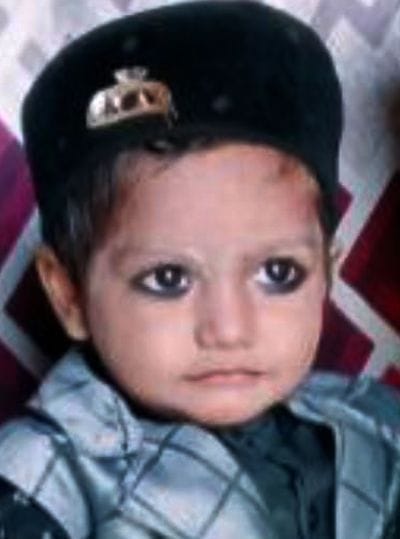 बगैरन कस्बे में विलाप करते मृतक आतिफ अली के परिजन। संवाद