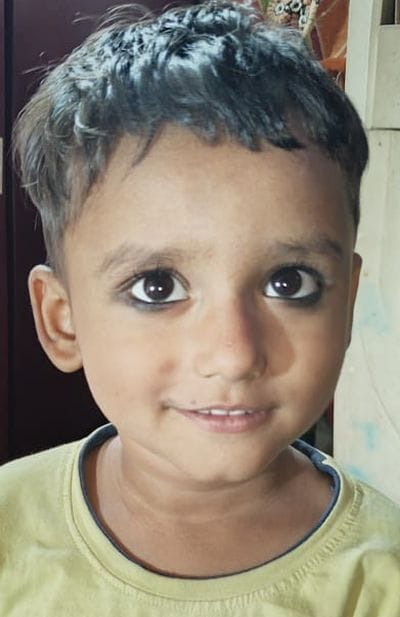 बगैरन कस्बे में विलाप करते मृतक आतिफ अली के परिजन। संवाद