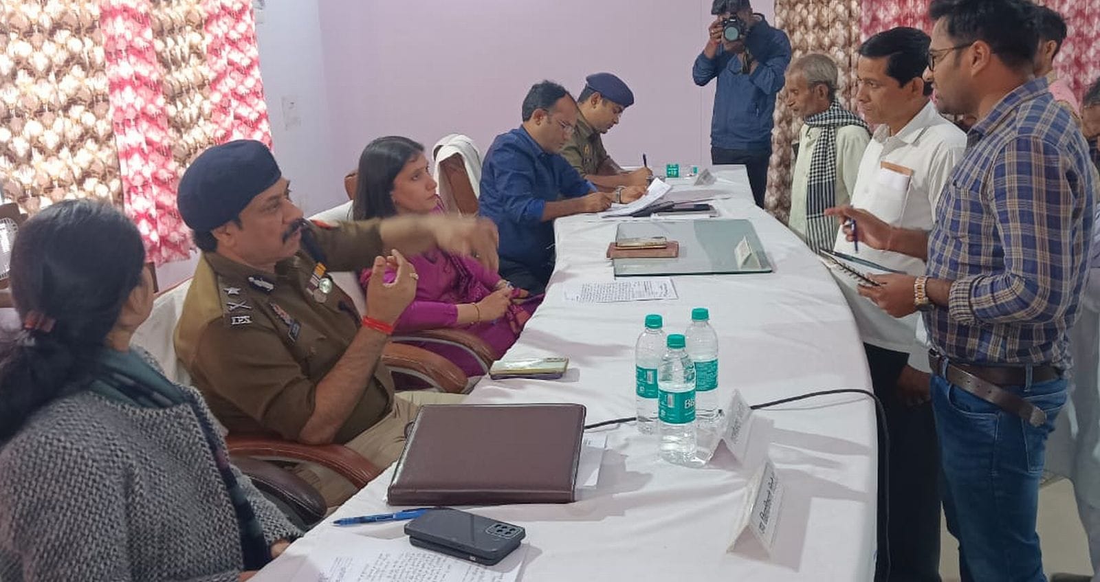 बिल्सी में समस्याएं सुनते संयुक्त विकास आयुक्त प्रदीप कुमार। संवाद