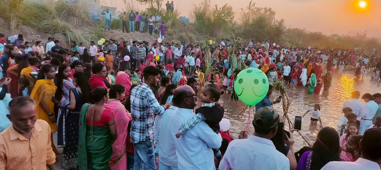 बद्दी के बालद खड्ड में डूबते सूर्य को अर्ध्य देने पहुंचे लोग। संवाद