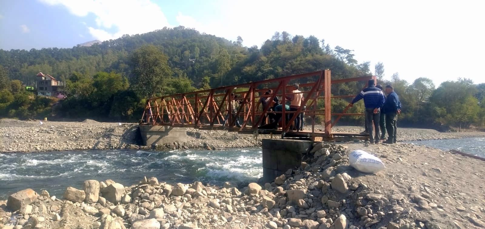 गिरी नदी किनारे तैयार किया वह भूभाग, जहां देवताओं का पंडाल तैयार किया जाएगा। संवाद गिरी नदी किनारे तैयार किया वह भूभाग, जहां देवताओं का पंडाल तैयार किया जाएगा। संवाद