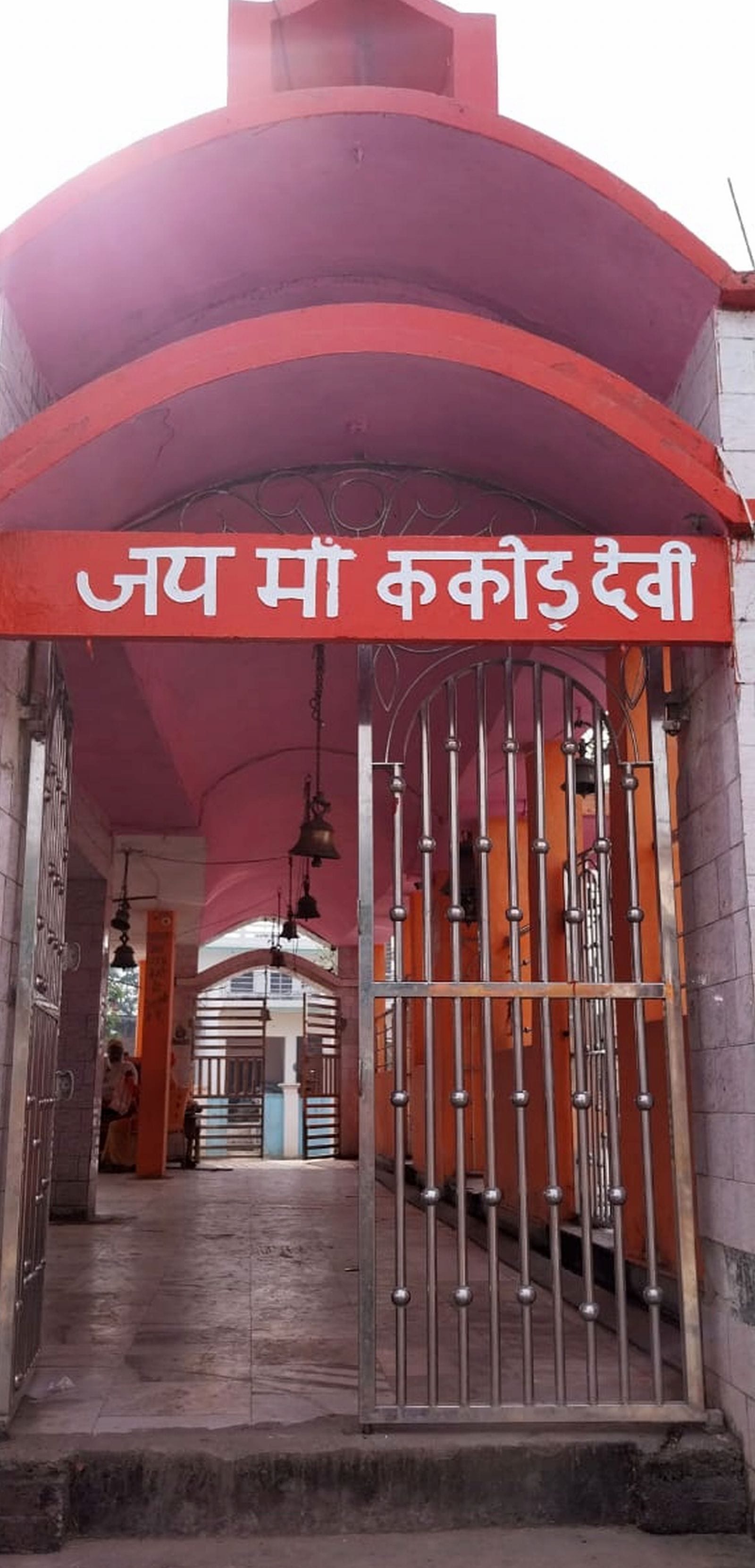 महंत धर्मगिरी, मंदिर के पुजारी