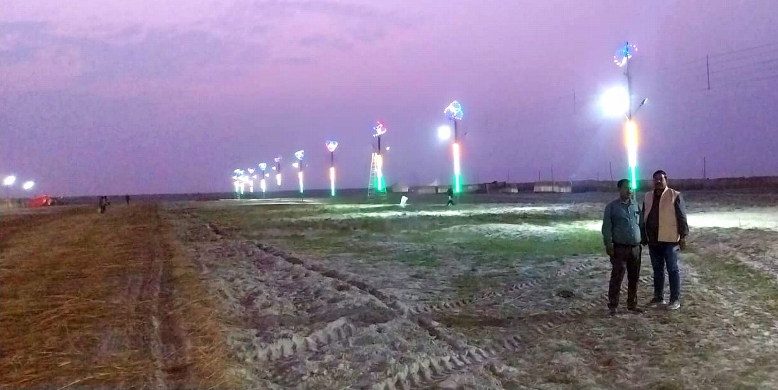 मेला ककोड़ा घाट पर बच्चे का मुंडन कराता परिवार। संवाद