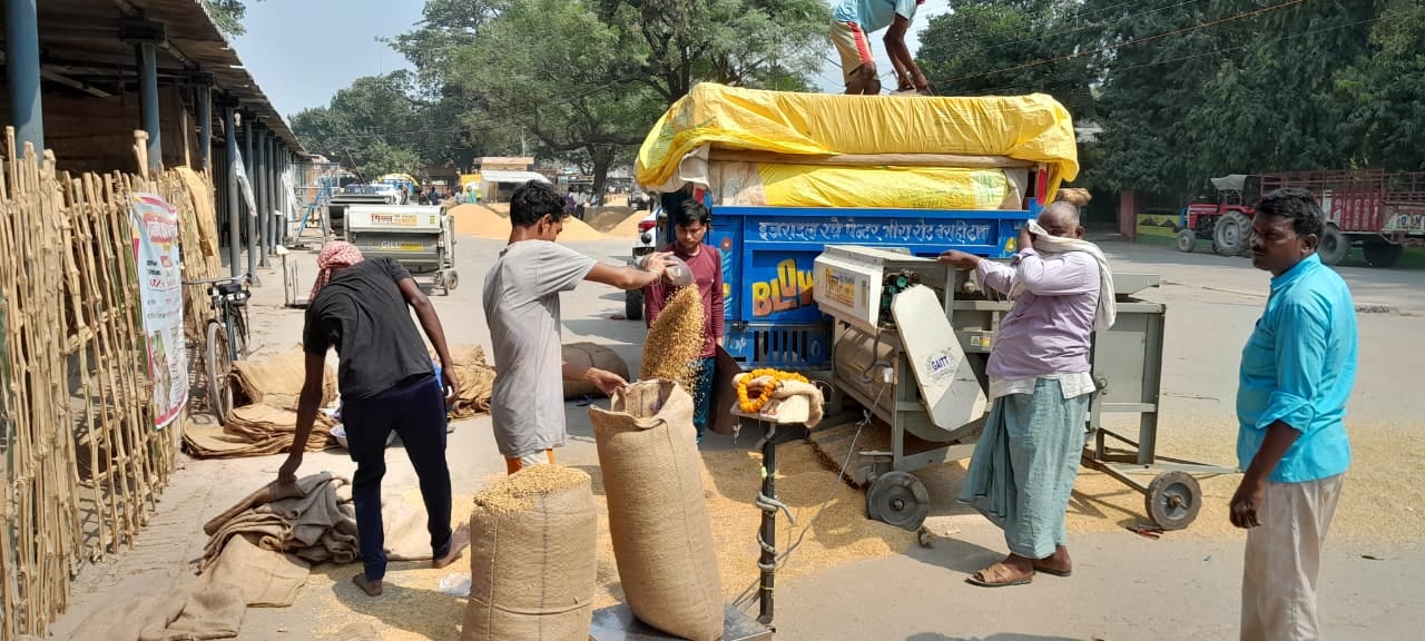राजापुर मंडी में धान खरीद का निरीक्षण करते डीएम एसपी राजापुर मंडी में धान खरीद का निरीक्षण करते डीएम एसपी
