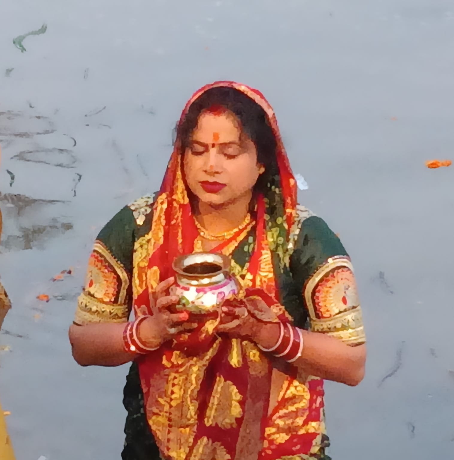 शहर के बरहा रेलवे क्रांसिग के पास स्थित सरोवर पर छठ पूजा पर पूजा के दौरान सरोवर में खड़ी महिला