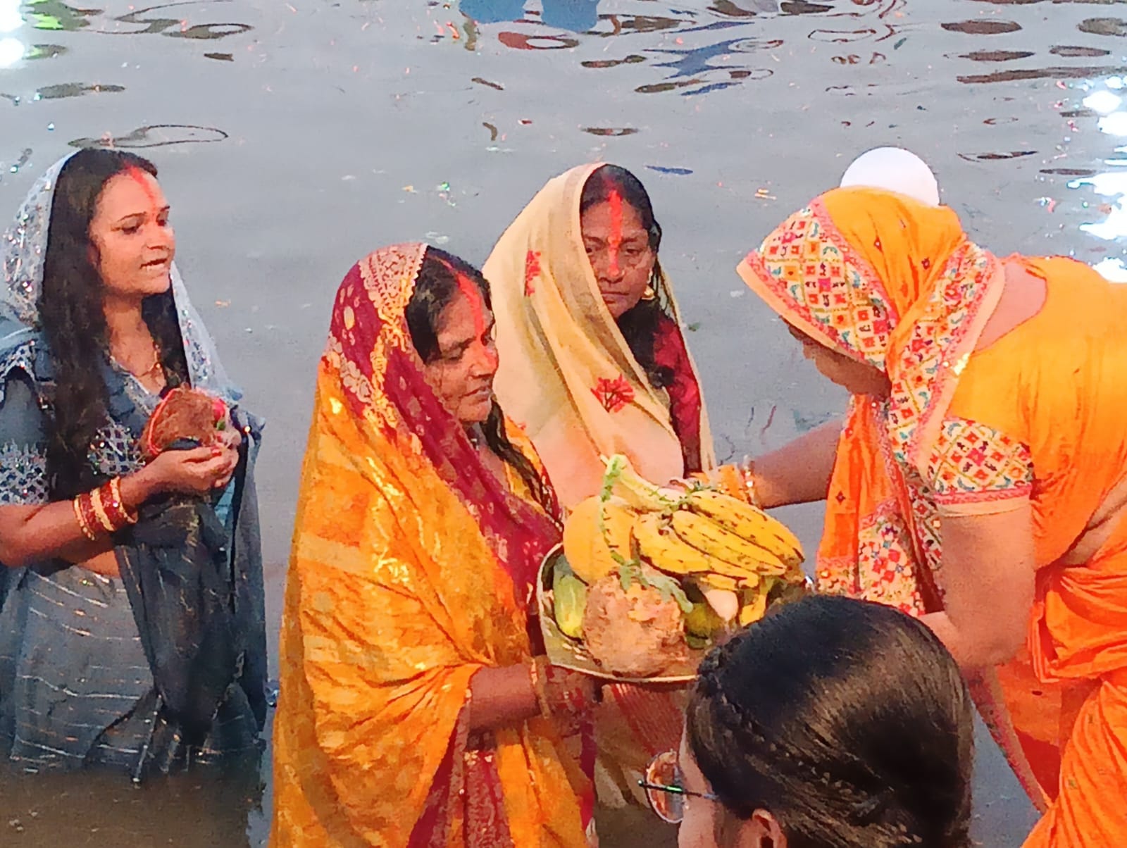 शहर के बरहा रेलवे क्रांसिग के पास स्थित सरोवर पर छठ पूजा पर पूजा के दौरान सरोवर में खड़ी महिला