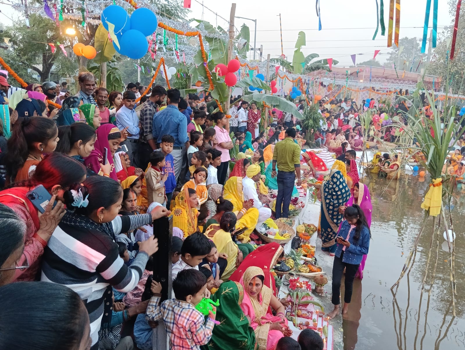 शहर के बरहा रेलवे क्रांसिग के पास स्थित सरोवर पर छठ पूजा पर पूजा के दौरान सरोवर में खड़ी महिला
