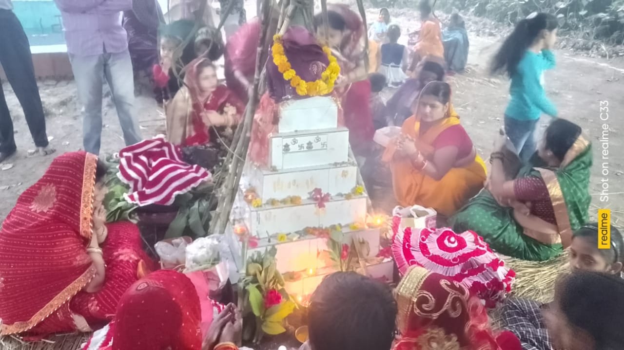 शहर के बरहा रेलवे क्रांसिग के पास स्थित सरोवर पर छठ पूजा पर पूजा के दौरान सरोवर में खड़ी महिला