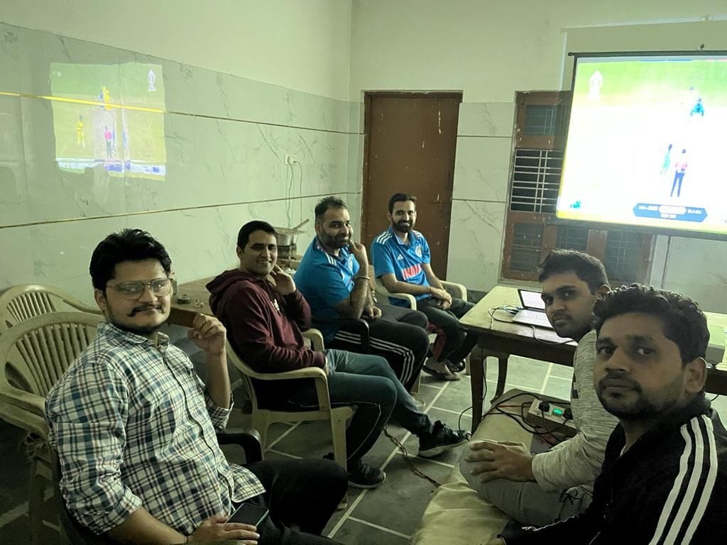 19जेएनडी30 : भारत-ऑस्ट्रेलिया के बीच खेले गए फाइनल मैच का एक ढाबे पर आनंद लेते लोग। दोपहर दो बज 19जेएनडी30 : भारत-ऑस्ट्रेलिया के बीच खेले गए फाइनल मैच का एक ढाबे पर आनंद लेते लोग। दोपहर दो बज