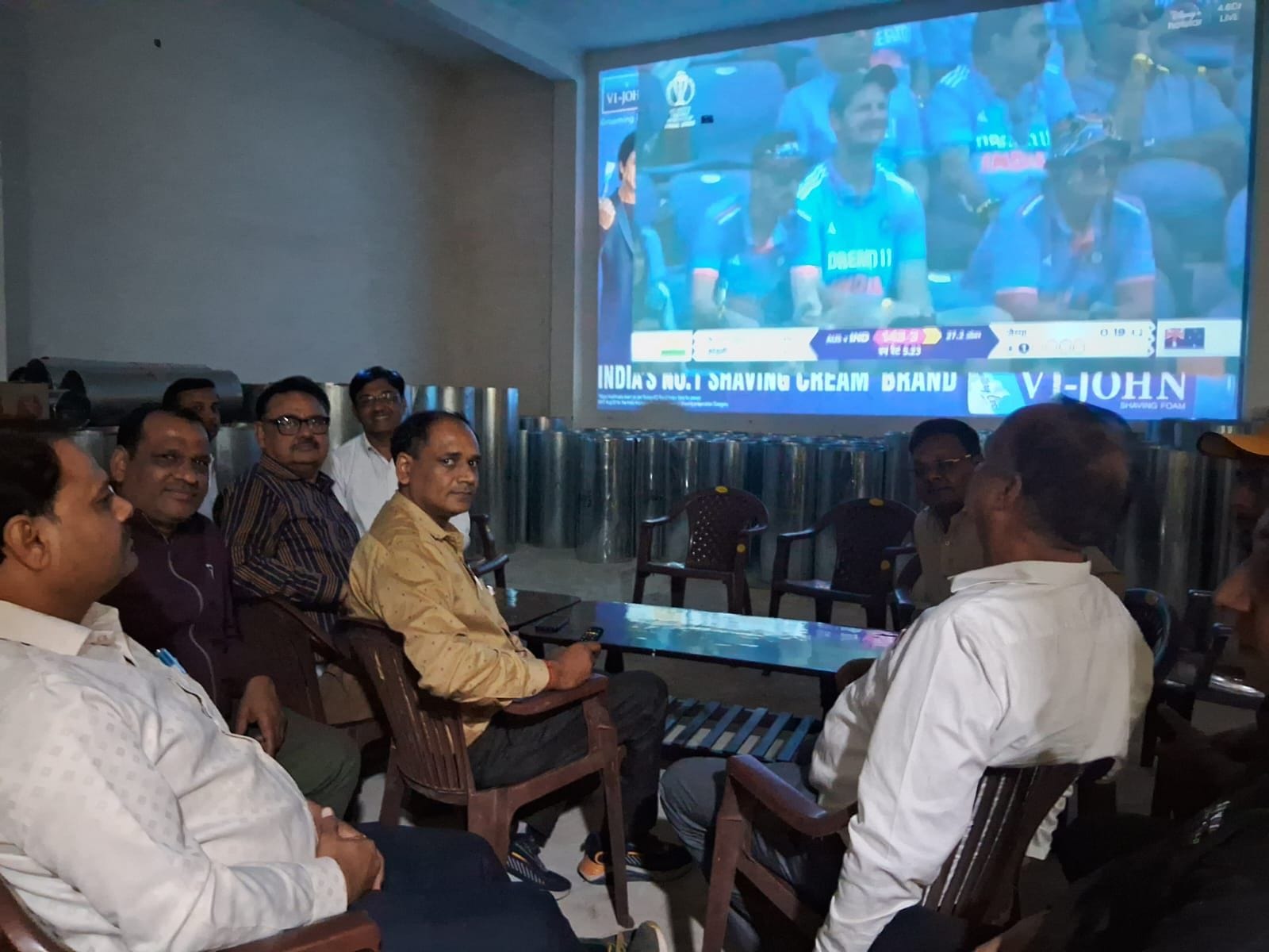 19जेएनडी30 : भारत-ऑस्ट्रेलिया के बीच खेले गए फाइनल मैच का एक ढाबे पर आनंद लेते लोग। दोपहर दो बज 19जेएनडी30 : भारत-ऑस्ट्रेलिया के बीच खेले गए फाइनल मैच का एक ढाबे पर आनंद लेते लोग। दोपहर दो बज