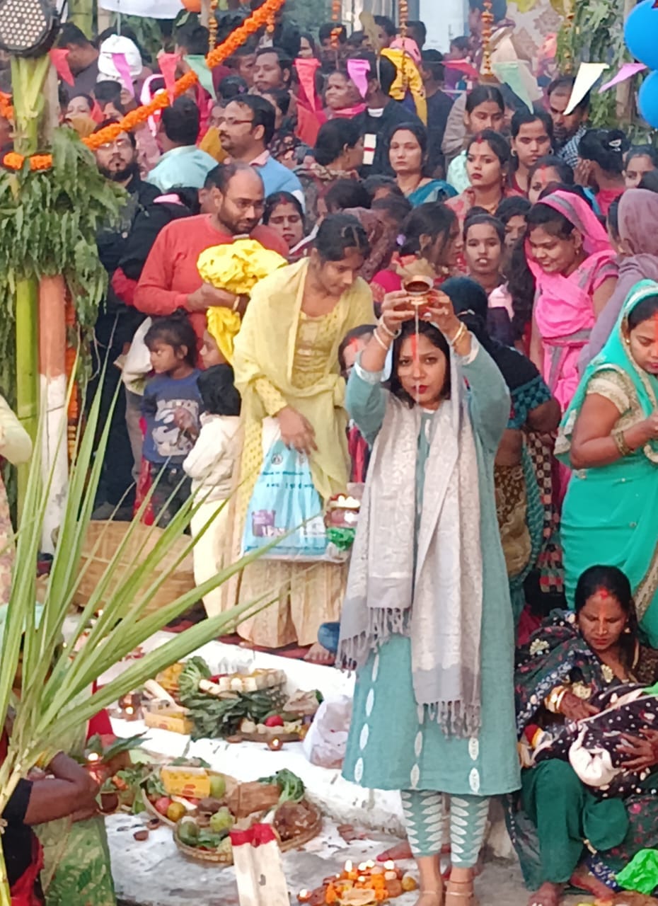 बरहा रेलवे क्रांसिग के पास स्थित सरोवर पर छठ पूजा के दौरान सरोवर में खड़ी महिलाएं । संवाद