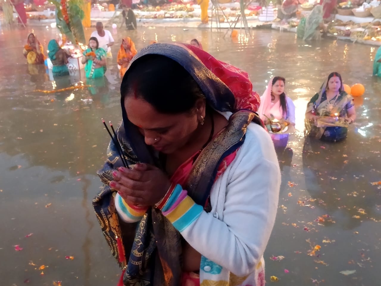 बरहा रेलवे क्रांसिग के पास स्थित सरोवर पर छठ पूजा के दौरान सरोवर में खड़ी महिलाएं । संवाद