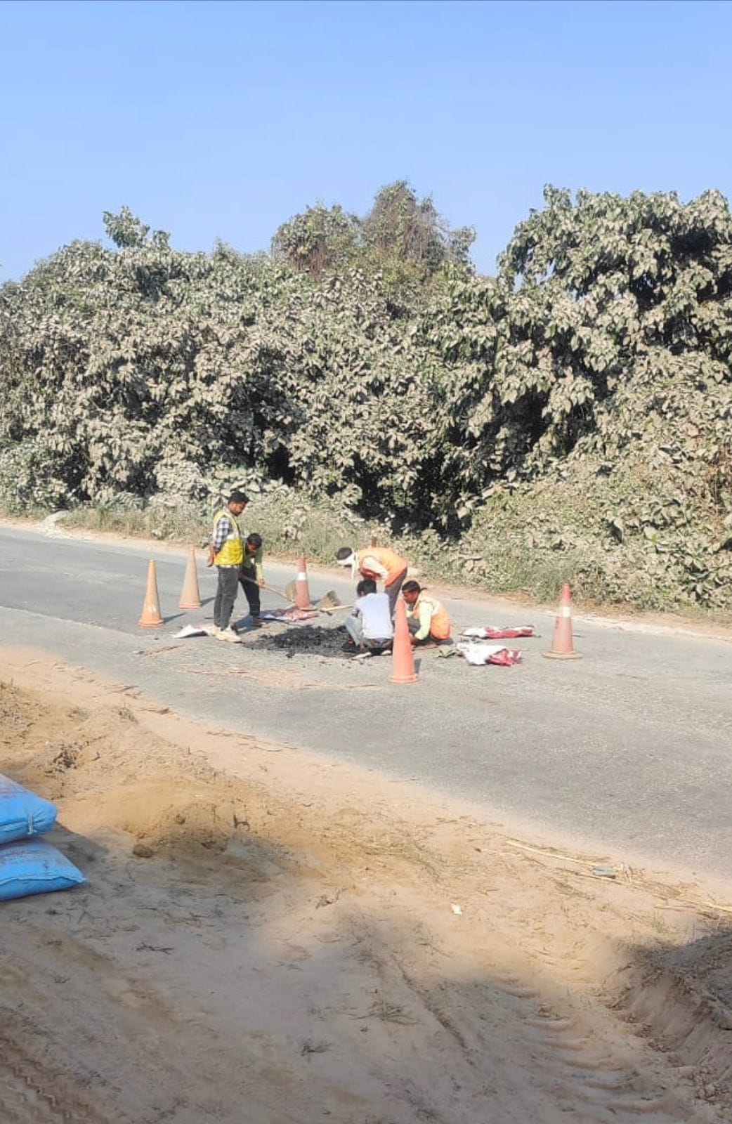 बीसलपुर फरीदपुर रोड पर गांव रिछुलिया के पास जर्जर सड़क । संवाद