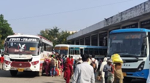 फोटो 32- सोनीपत के बस अड्डे पर खड़ी बसें व मौजूद यात्री। संवाद फोटो 32- सोनीपत के बस अड्डे पर खड़ी बसें व मौजूद यात्री। संवाद