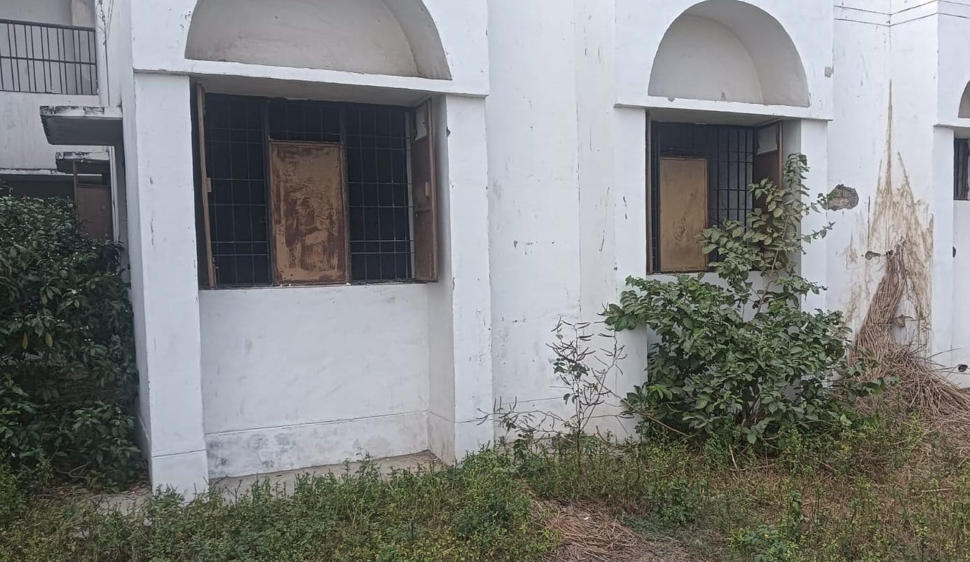 कालाकांकर में स्थित समाज कल्याण विभाग द्वारा बनवाया गया बदहाल पड़ा छात्रावास। संवाद
