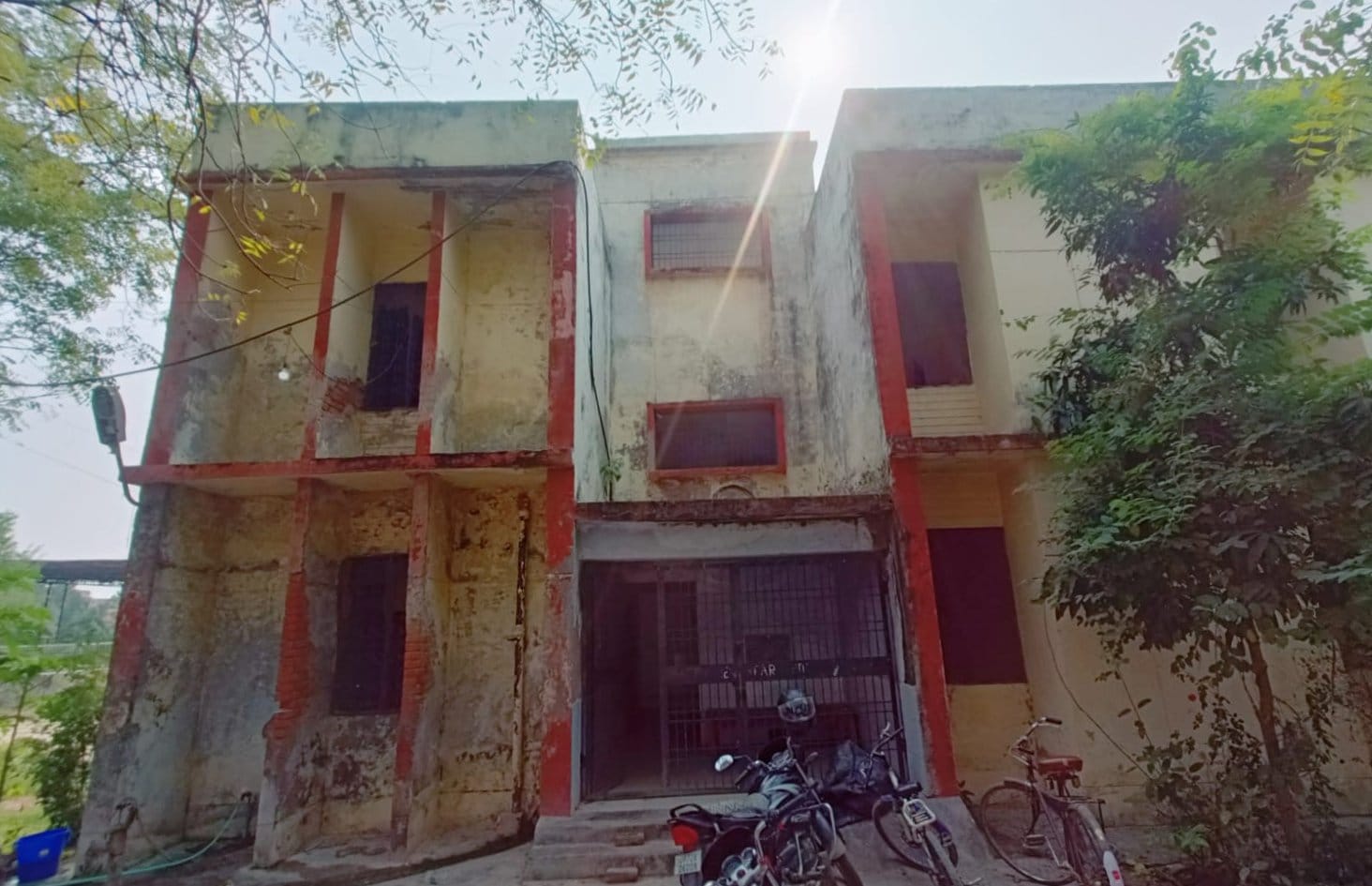 कालाकांकर में स्थित समाज कल्याण विभाग द्वारा बनवाया गया बदहाल पड़ा छात्रावास। संवाद