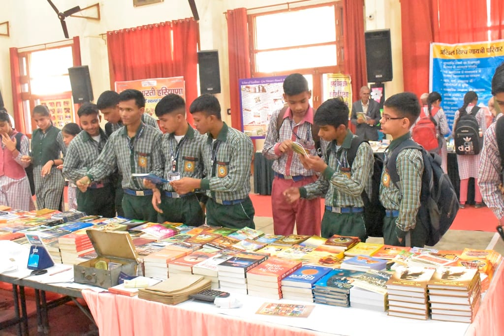 कुरुक्षेत्र। पुस्तक मेले में विद्यार्थियों को संबोधित करते कुलसचिव प्रो. सोमनाथ सचदेवा। कुरुक्षेत्र। पुस्तक मेले में विद्यार्थियों को संबोधित करते कुलसचिव प्रो. सोमनाथ सचदेवा।