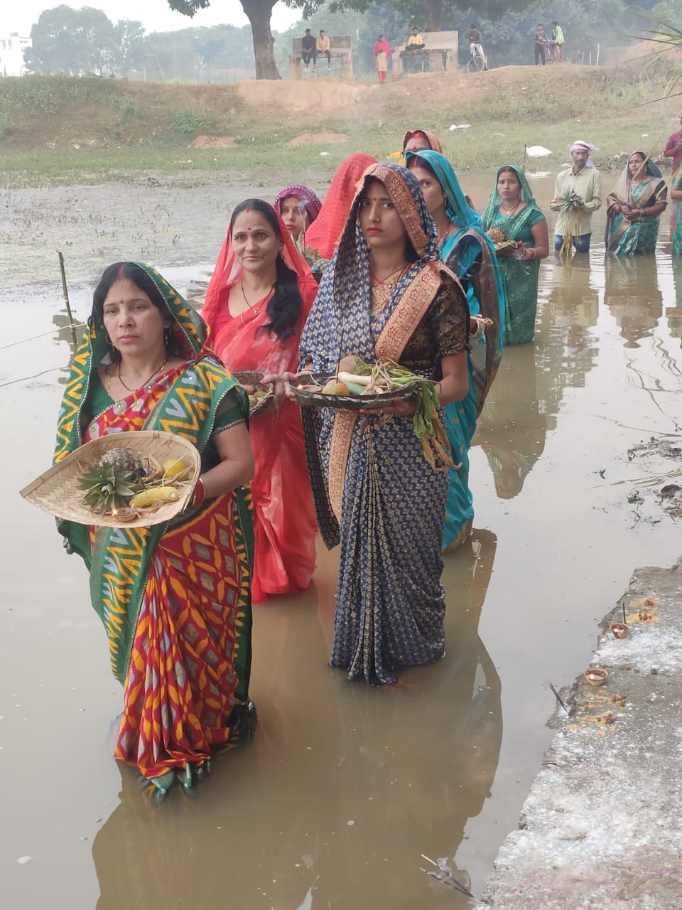 मगहर आमी नदी के तट पर अस्ताचलगामी सूर्य को अर्घ्य देने के लिए लगी व्रती महिलाओं की भीड़। मगहर आमी नदी के तट पर अस्ताचलगामी सूर्य को अर्घ्य देने के लिए लगी व्रती महिलाओं की भीड़।