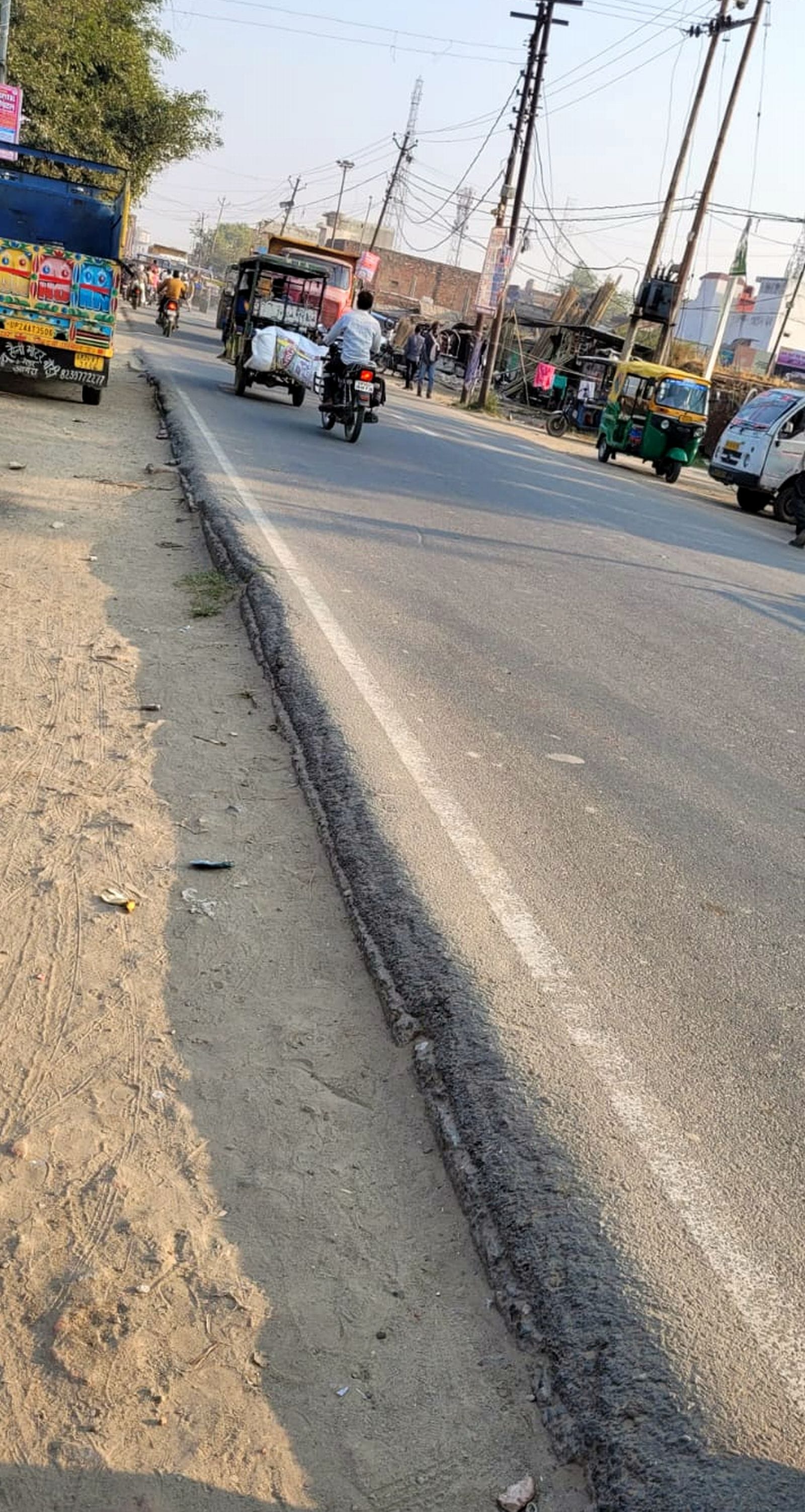 म्याऊं बदायूं रोड पर सड़क से नीची पटरी। संवाद