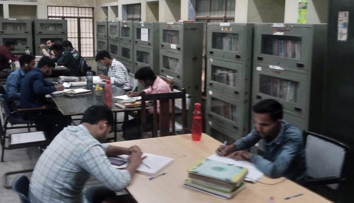 राजकीय पुस्तकालय पढ़ते अभ्यथीZ । संवाद