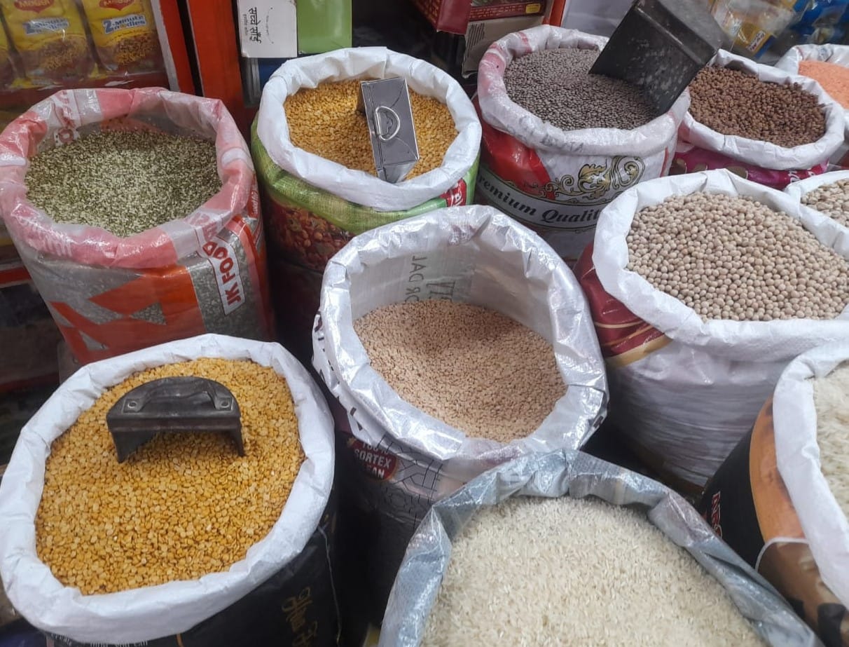 सब्जी बेच रहा सब्जी विक्रेता। संवाद सब्जी बेच रहा सब्जी विक्रेता। संवाद