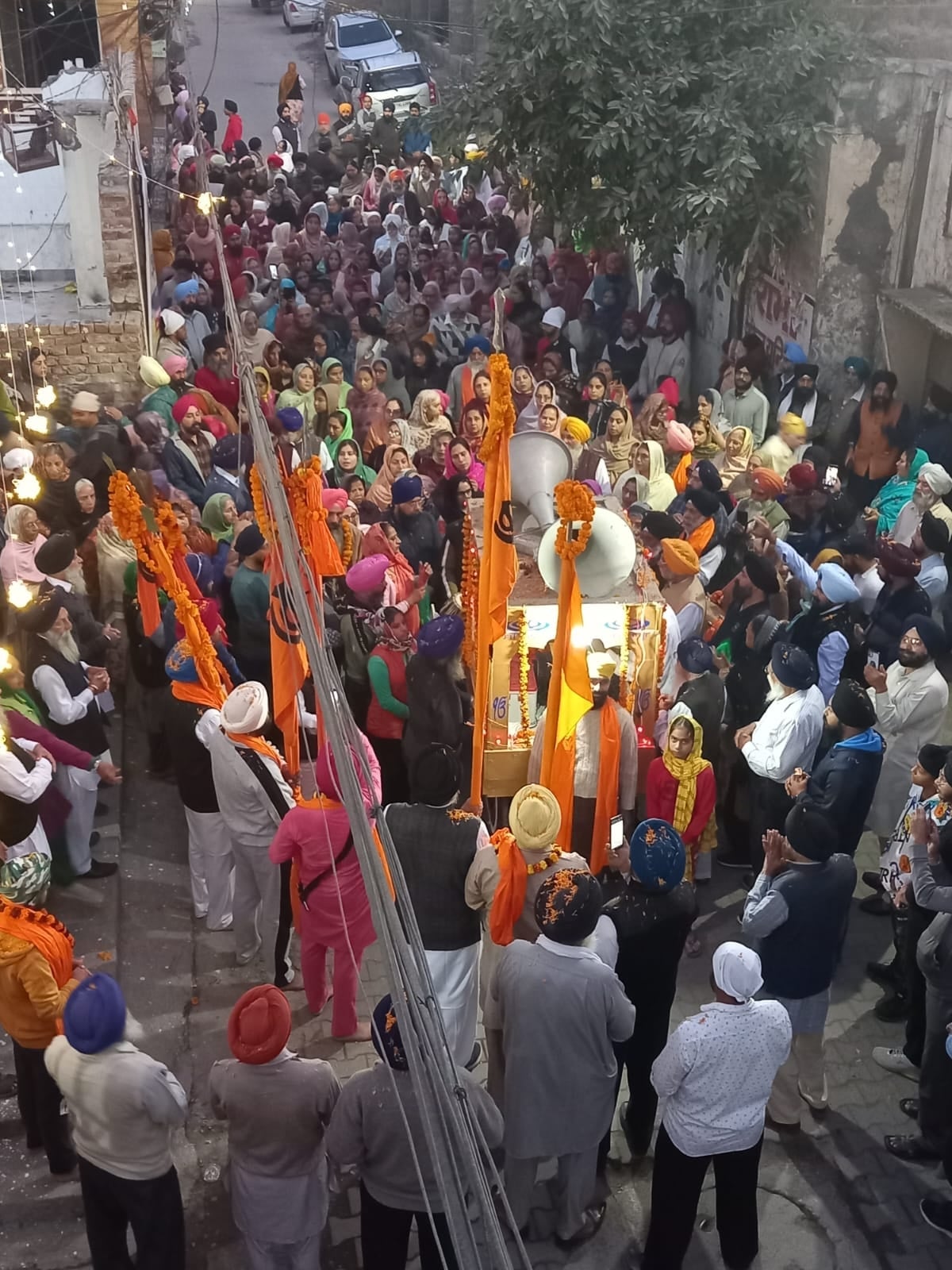 साझी प्रभातफेरी में पांच प्यारों का स्वागत करती संगत। संवाद साझी प्रभातफेरी में पांच प्यारों का स्वागत करती संगत। संवाद