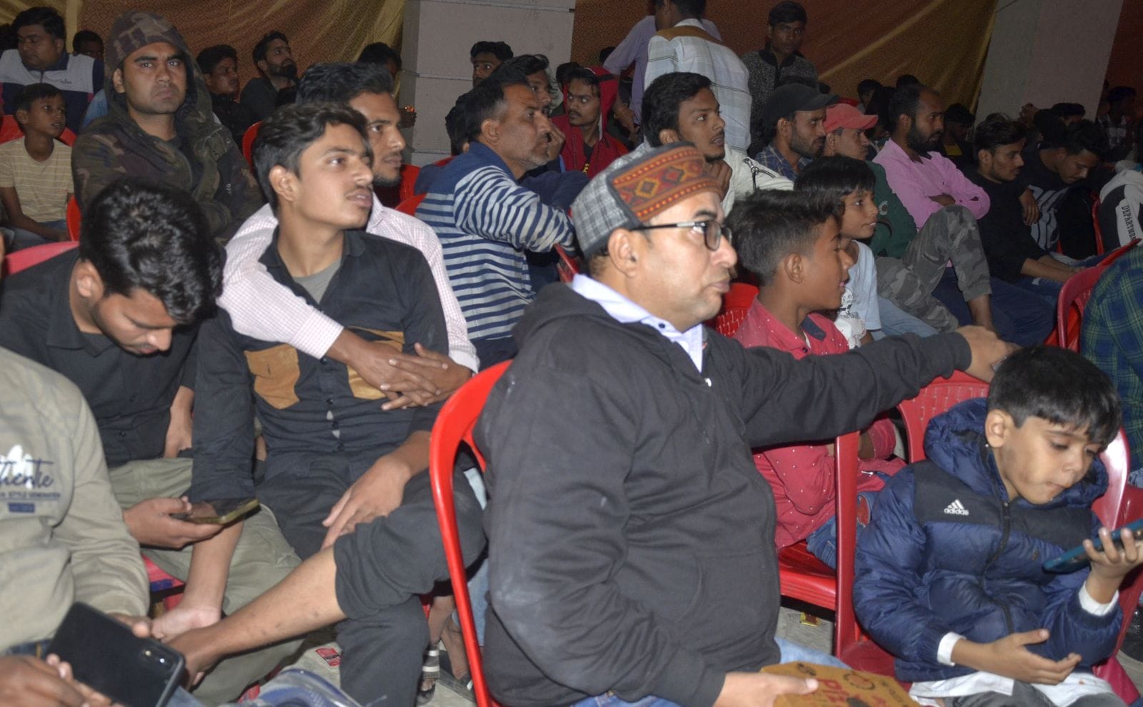 स्क्रीन पर विश्वकप का फाइनल मैच देखते लोग। संवाद स्क्रीन पर विश्वकप का फाइनल मैच देखते लोग। संवाद