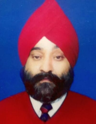 स्क्रीन पर विश्वकप का फाइनल मैच देखते लोग। संवाद स्क्रीन पर विश्वकप का फाइनल मैच देखते लोग। संवाद