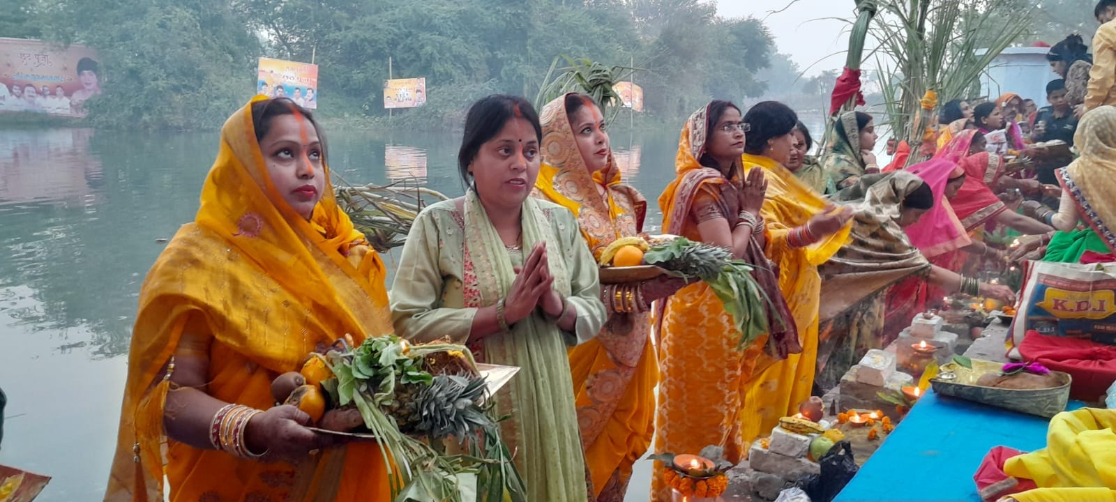 सेंठघाट पर छठ पूजा करती महिलाएं स्रोत:संवाद सेंठघाट पर छठ पूजा करती महिलाएं स्रोत:संवाद