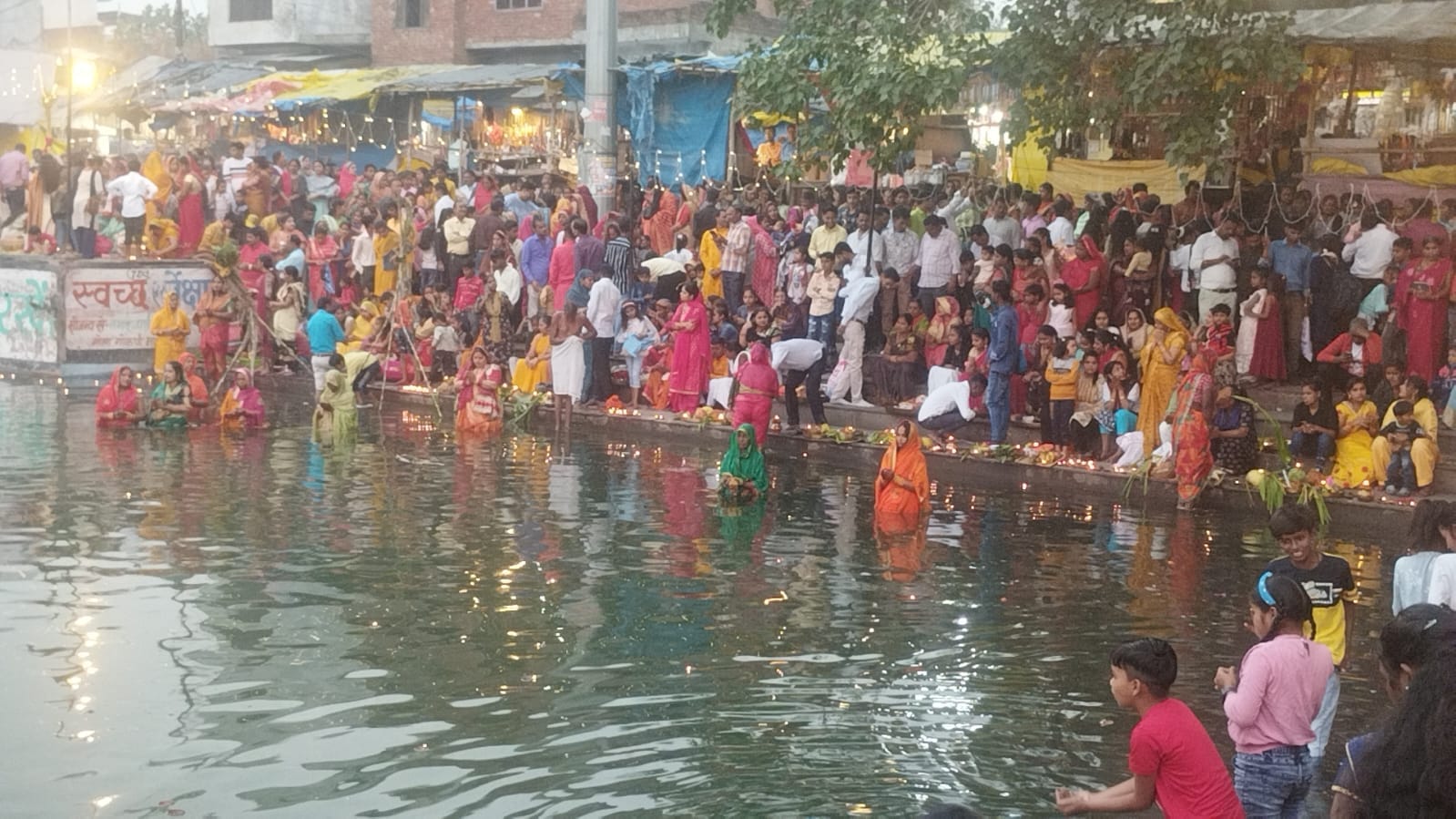 सेंठघाट पर छठ पूजा करती महिलाएं स्रोत:संवाद सेंठघाट पर छठ पूजा करती महिलाएं स्रोत:संवाद