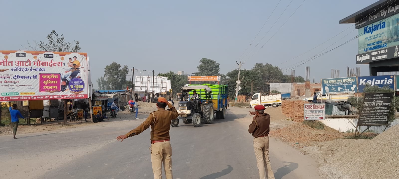 सेठघाट पर पार्किंग में खड़े वाहन    स्रोत:संवाद