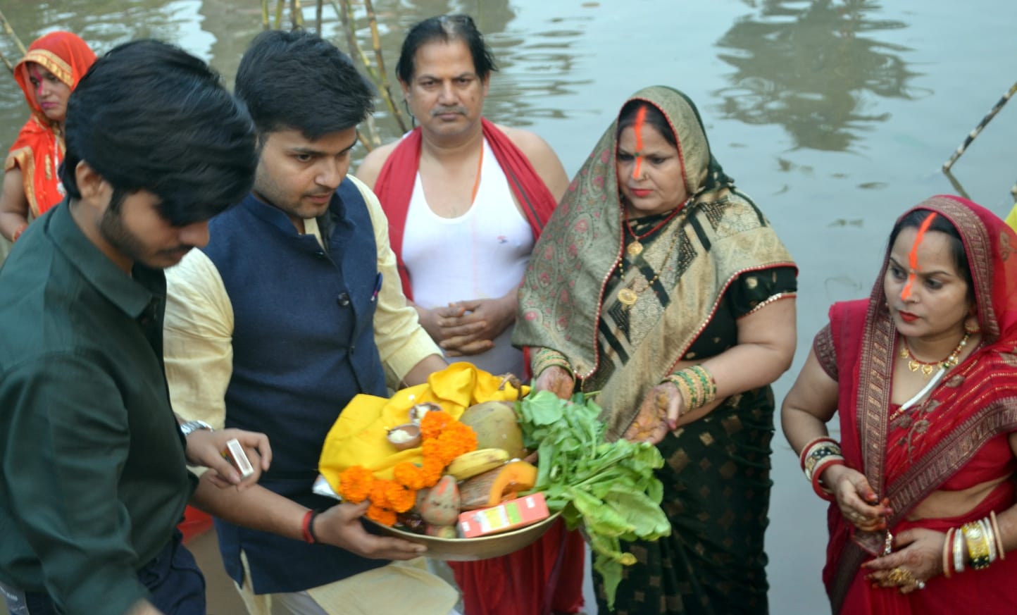 शामली हनुमान धाम पर छठ महापर्व पर पूजन करती महिलाएं शामली हनुमान धाम पर छठ महापर्व पर पूजन करती महिलाएं