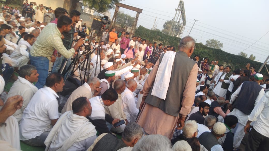 शामली शुगर मिल में किसानो की पंचायत में पूर्व जिला पंचायत अध्यक्ष मनीष चौहान के बयान के बाद शामली शुगर मिल में किसानो की पंचायत में पूर्व जिला पंचायत अध्यक्ष मनीष चौहान के बयान के बाद