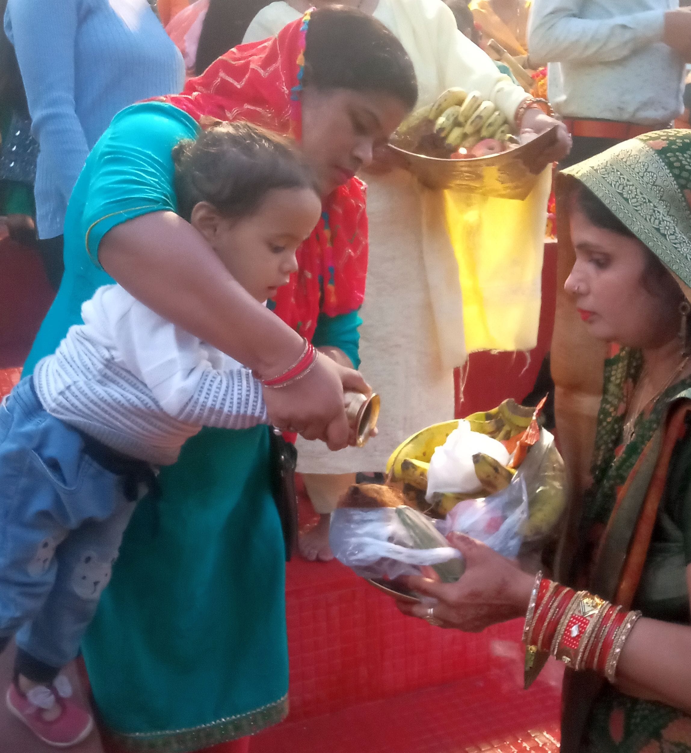 शांतिपुरी में नारायणपुर में छठ घाट पर डूबते सूर्य को अर्घ्य देती महिलाएं। संवाद शांतिपुरी में नारायणपुर में छठ घाट पर डूबते सूर्य को अर्घ्य देती महिलाएं। संवाद