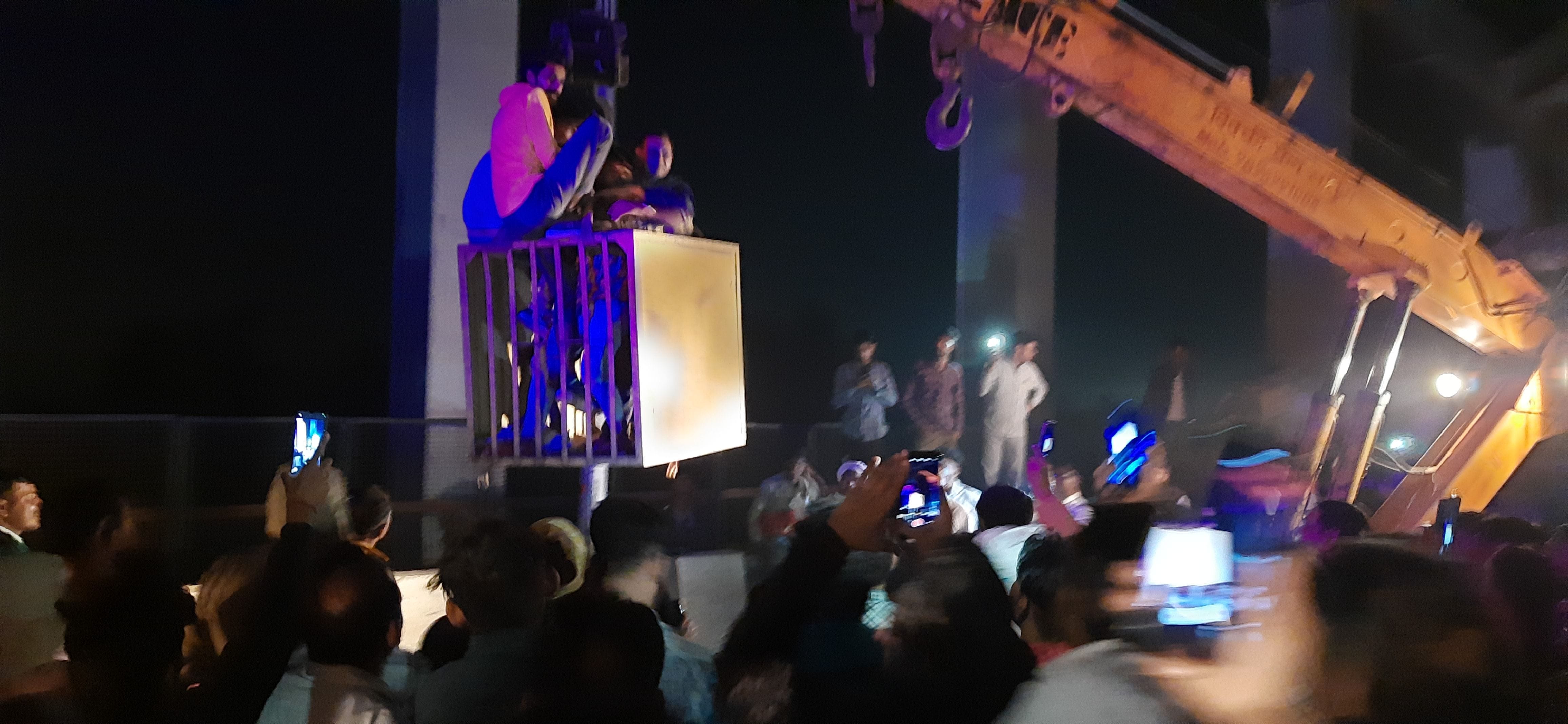 20जेएनडी43 : ओवरब्रिज पर चढ़ा दिखाई दे रहा युवक। संवाद 20जेएनडी43 : ओवरब्रिज पर चढ़ा दिखाई दे रहा युवक। संवाद