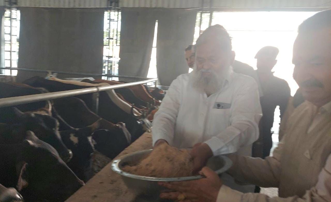 अंबाला छावनी स्थित रामबाग गोशाला में गोशाला समिति की ओर से आयोजित हवन में प्रतिभाग करते गृहमंत् अंबाला छावनी स्थित रामबाग गोशाला में गोशाला समिति की ओर से आयोजित हवन में प्रतिभाग करते गृहमंत्
