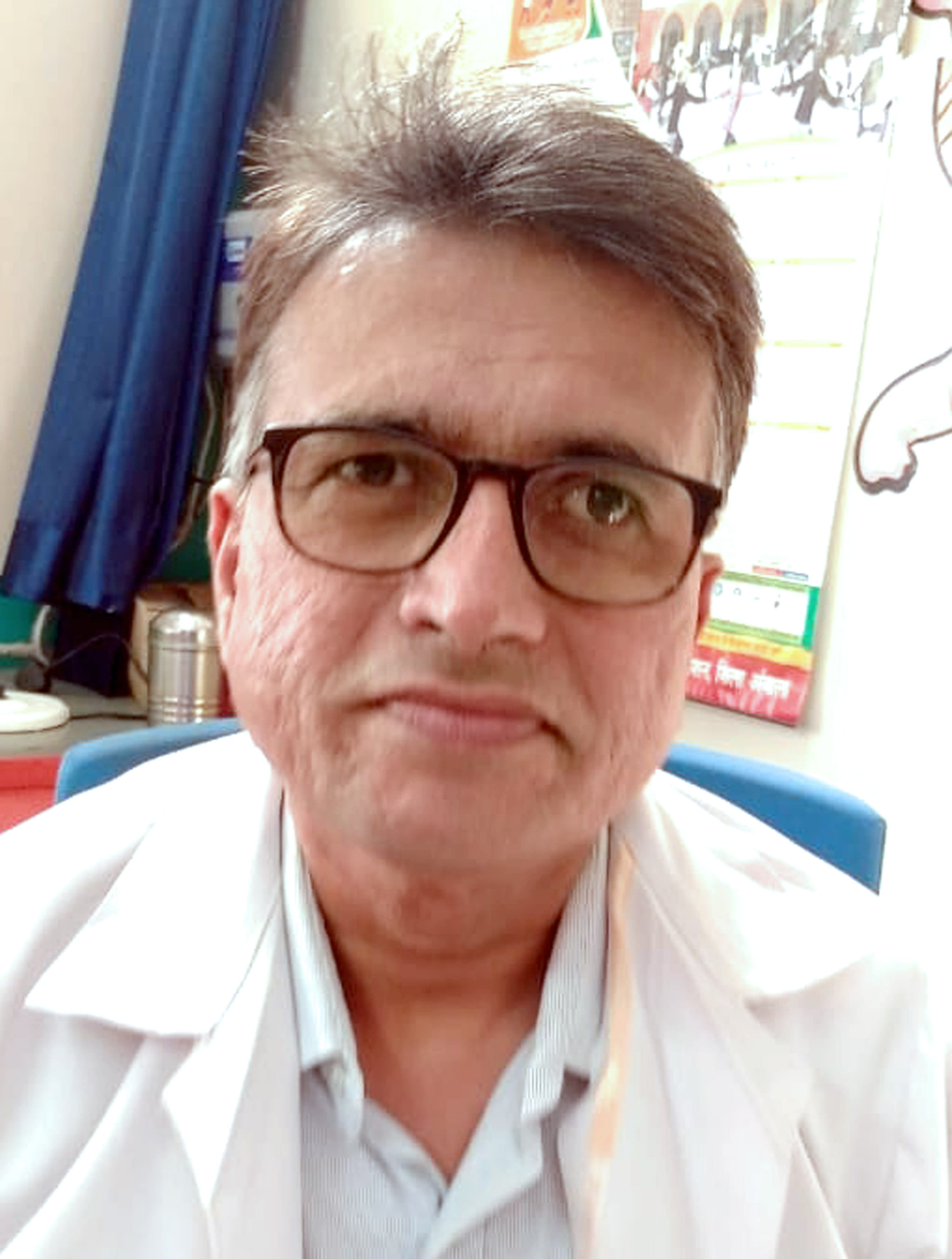 अंबाला सिटी नागरिक अस्पताल में पर्ची बनवाने के लिए लाईनों में खड़े मरीज। अंबाला सिटी नागरिक अस्पताल में पर्ची बनवाने के लिए लाईनों में खड़े मरीज।