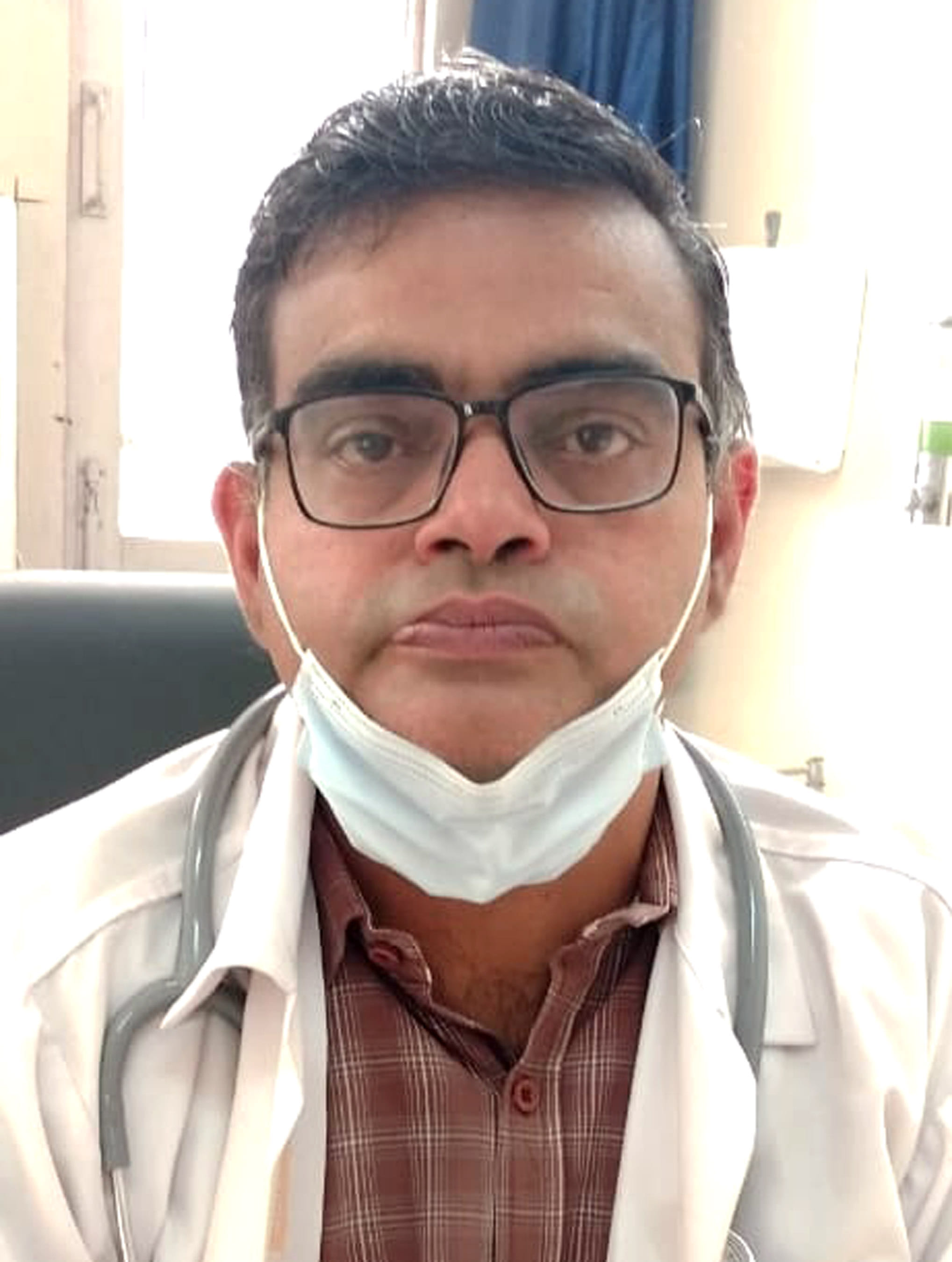 अंबाला सिटी नागरिक अस्पताल में पर्ची बनवाने के लिए लाईनों में खड़े मरीज। अंबाला सिटी नागरिक अस्पताल में पर्ची बनवाने के लिए लाईनों में खड़े मरीज।