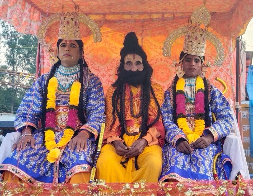 अलापुर में निकाली गई रामबरात में शामिल श्रीराम,लक्ष्मण की झांकी। संवाद
